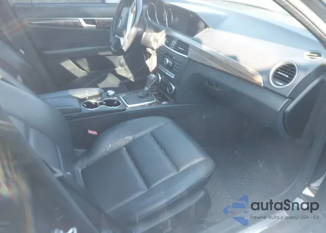 2012 Mercedes-Benz C 300 Sport 4Matic z USA, uszkodzony, nr VIN WDDGF8BBXCR225025